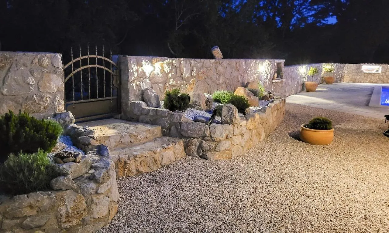 Villa Alara - Charming Villa With Heated Swimming Pool Milohnici