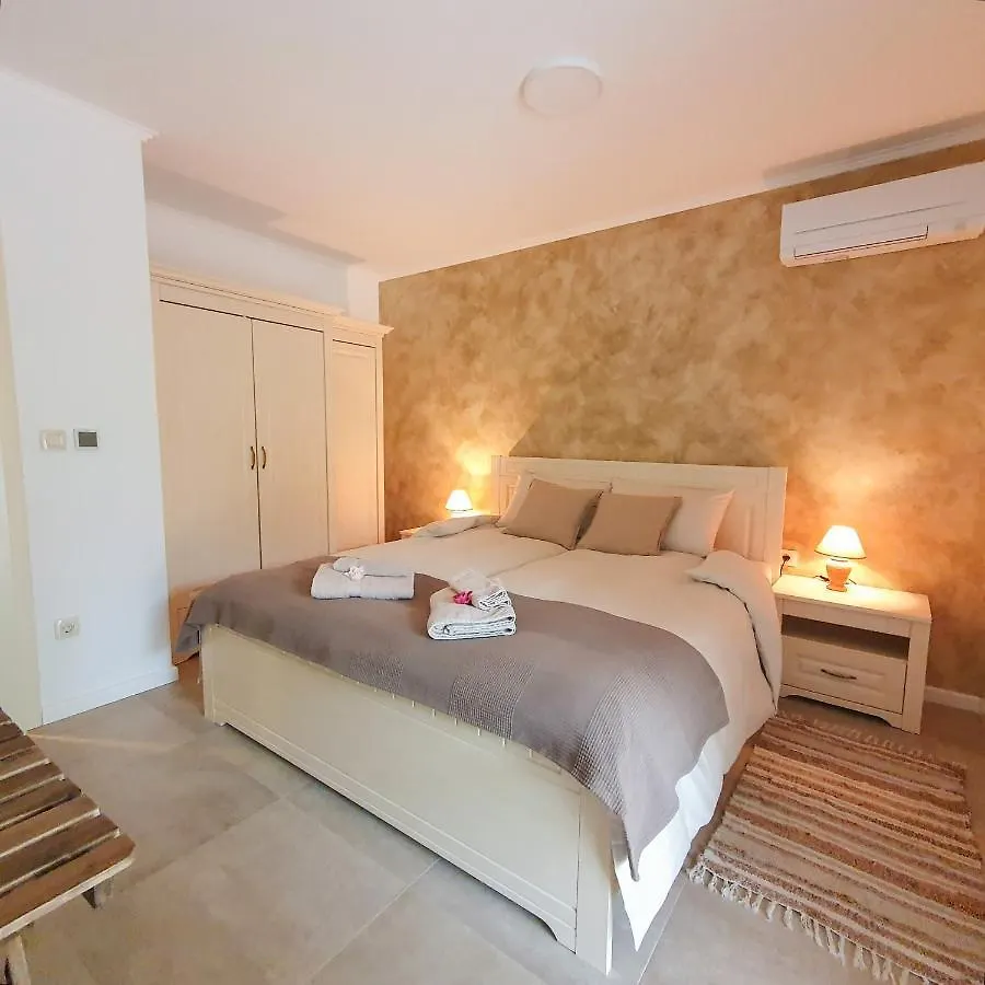 Villa Alara - Charming Villa With Heated Swimming Pool Milohnici
