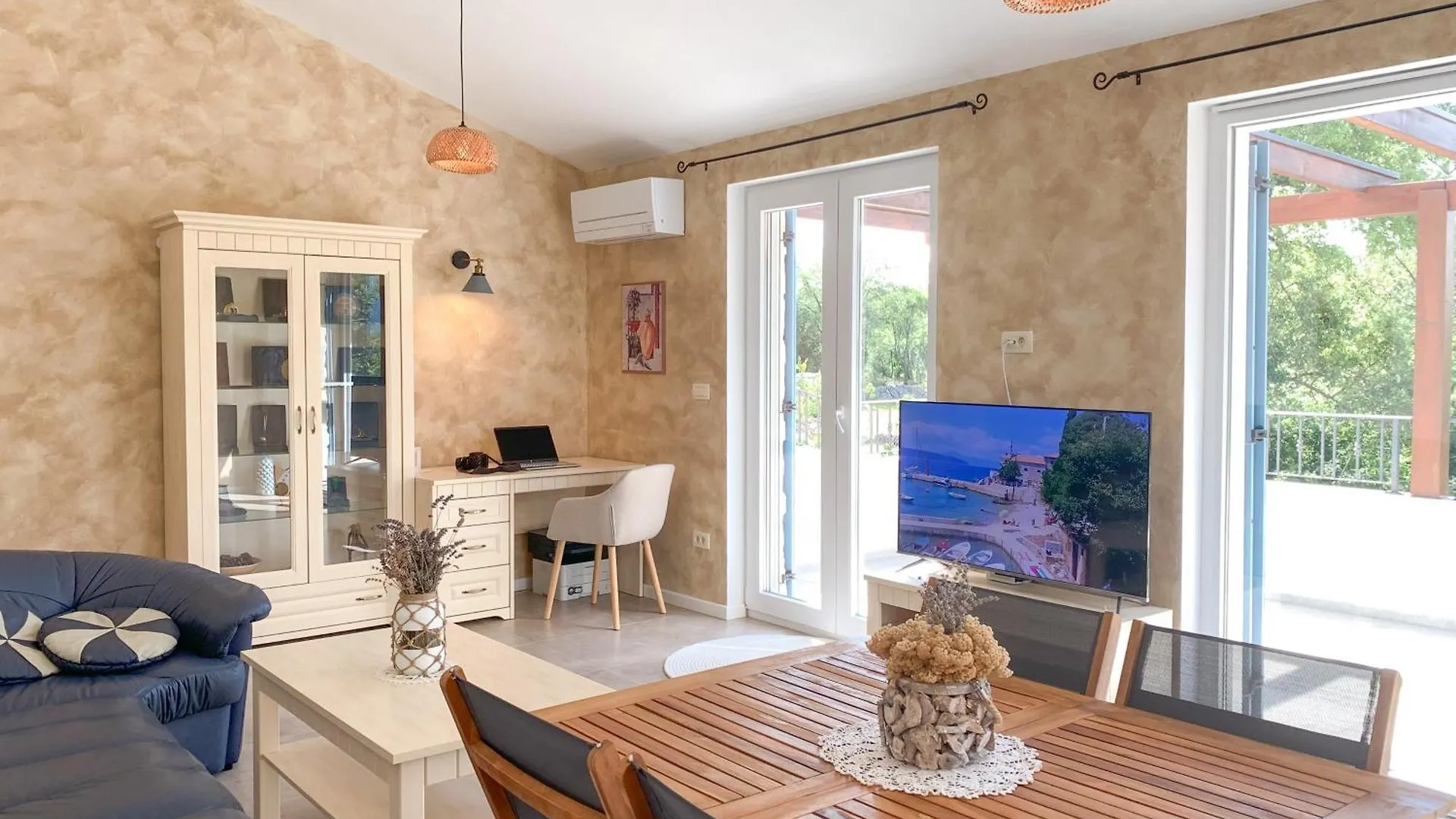 Villa Alara - Charming Villa With Heated Swimming Pool Milohnici