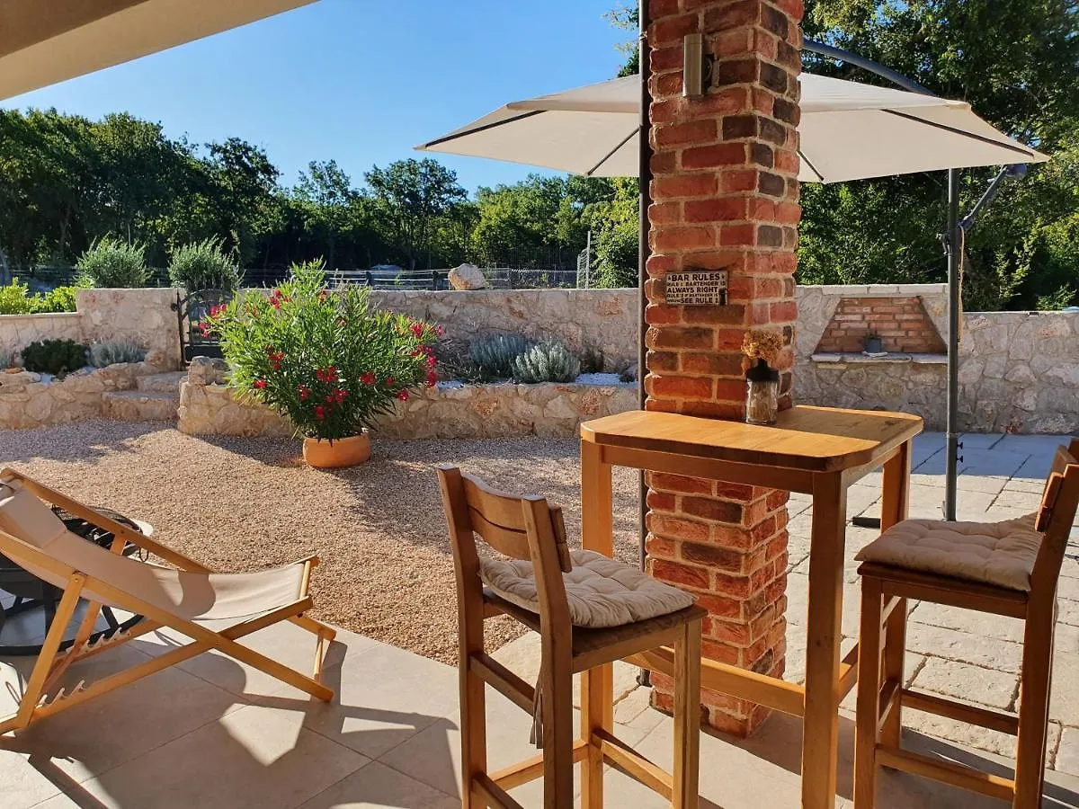 Villa Alara - Charming Villa With Heated Swimming Pool Milohnici