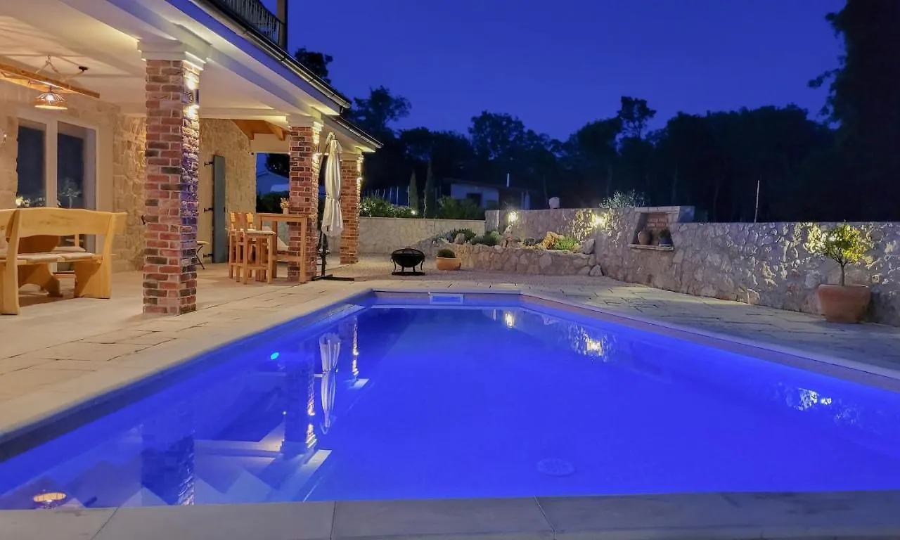 Villa Alara - Charming Villa With Heated Swimming Pool Milohnici