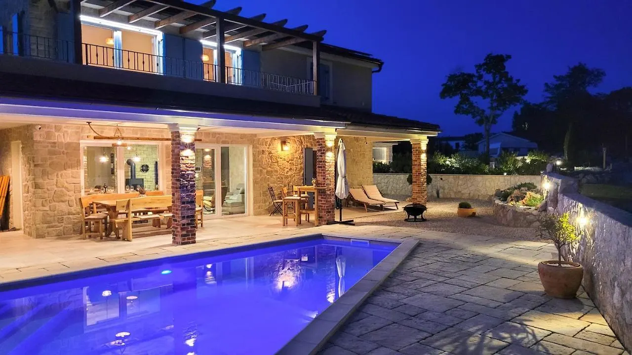Villa Alara - Charming Villa With Heated Swimming Pool Milohnici