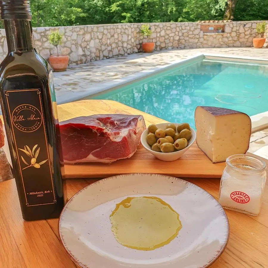 Villa Alara - Charming Villa With Heated Swimming Pool Milohnici