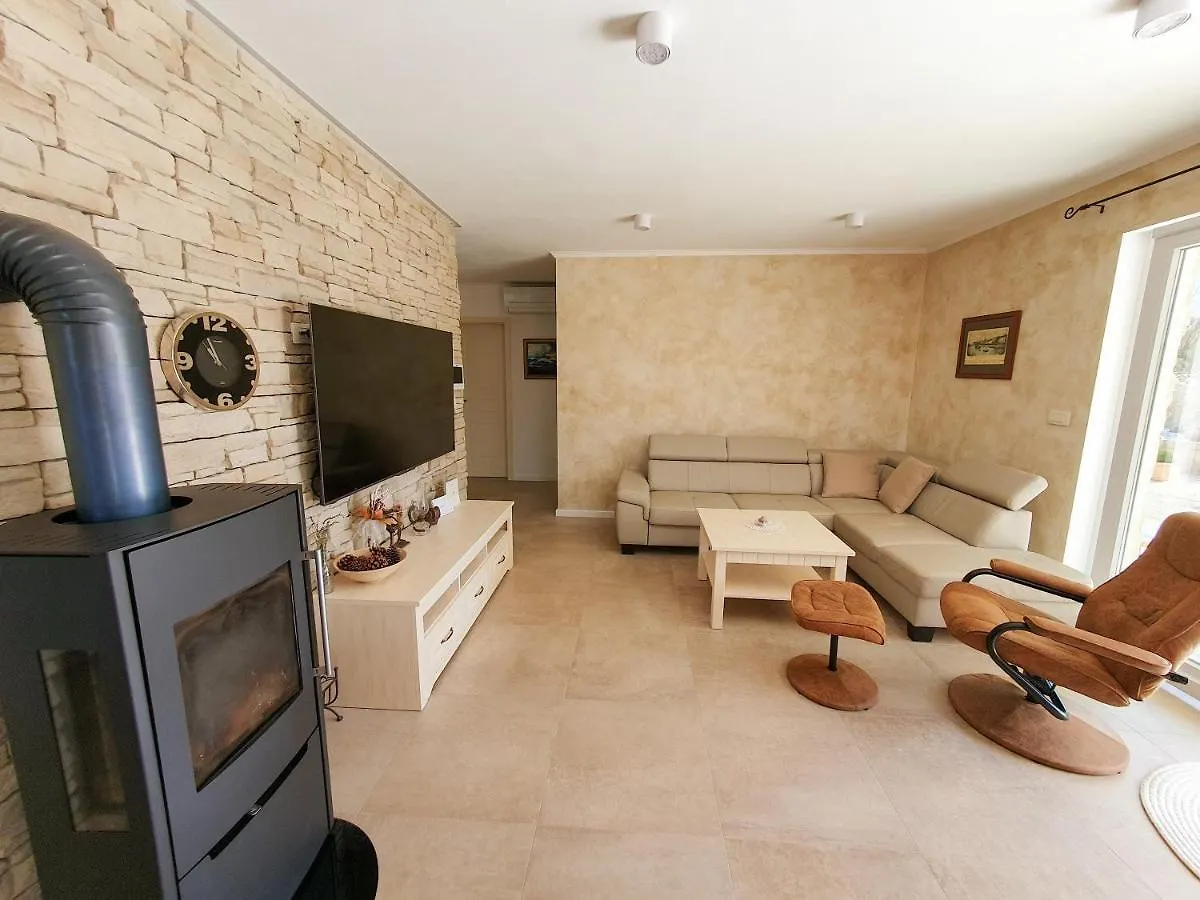 Villa Alara - Charming Villa With Heated Swimming Pool Milohnici