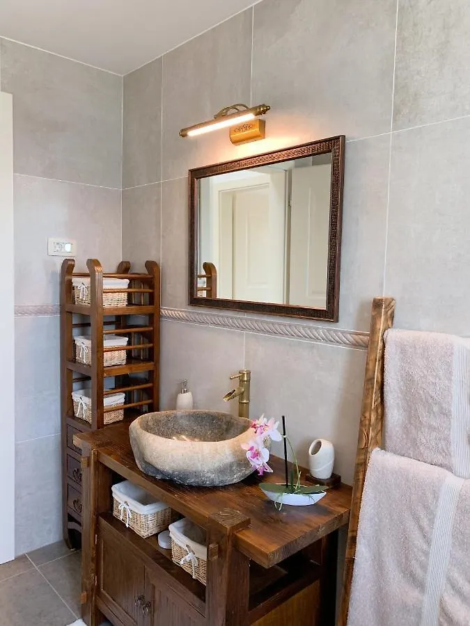 Villa Alara - Charming Villa With Heated Swimming Pool Milohnici