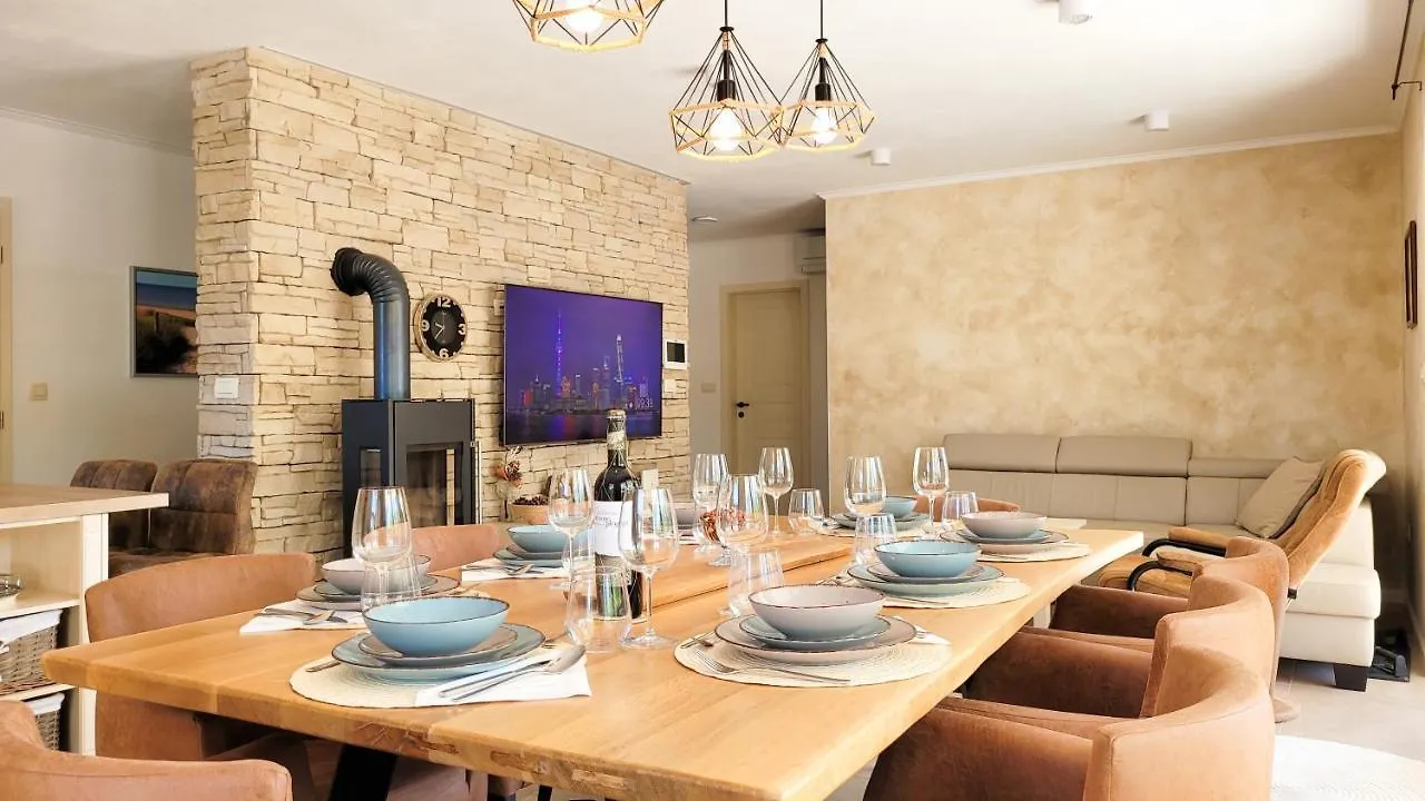 Villa Alara - Charming Villa With Heated Swimming Pool Milohnici