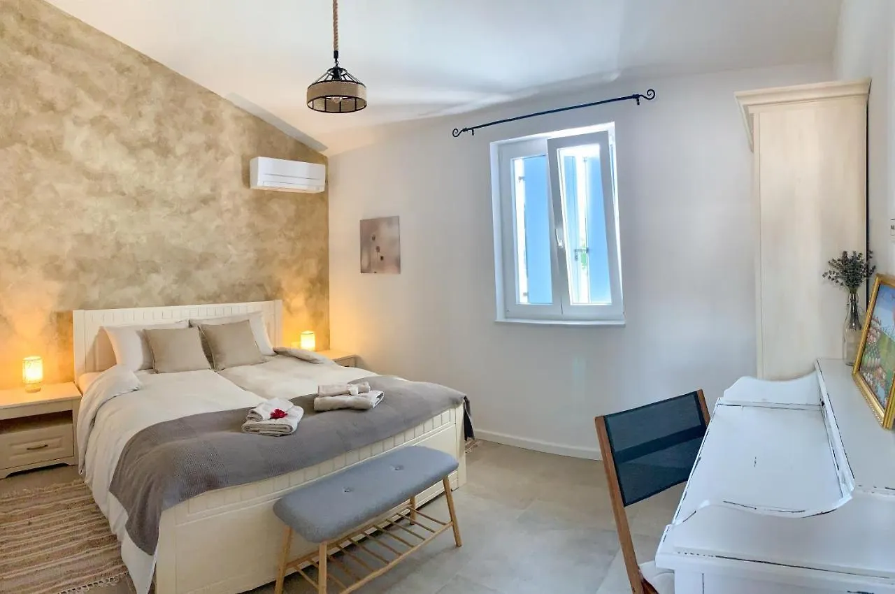 Villa Alara - Charming Villa With Heated Swimming Pool Milohnici