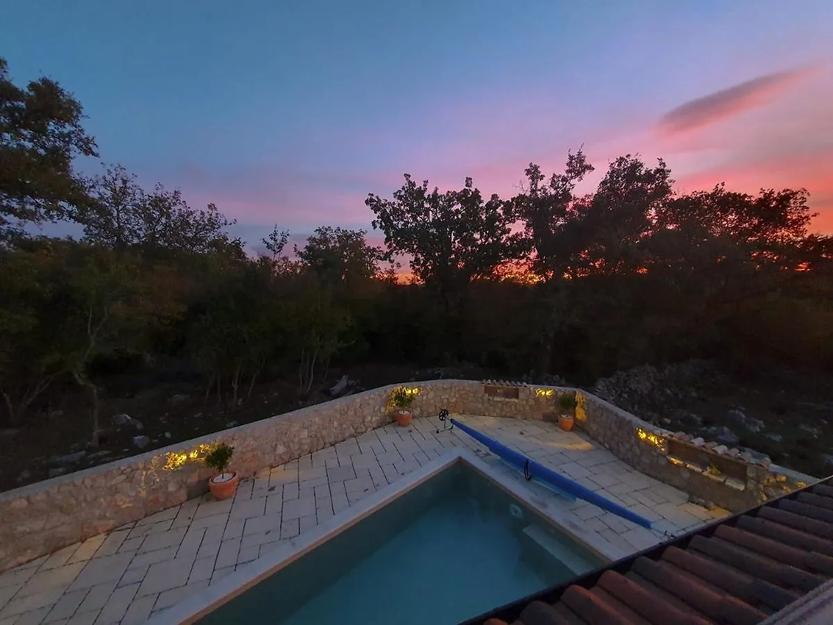 Villa Alara - Charming Villa With Heated Swimming Pool Milohnici