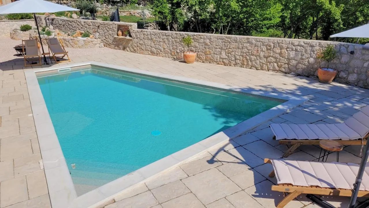 Villa Alara - Charming Villa With Heated Swimming Pool Milohnici Croatia