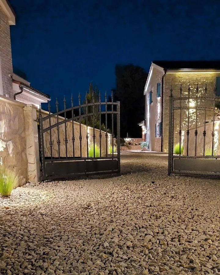 Villa Alara - Charming Villa With Heated Swimming Pool Milohnici